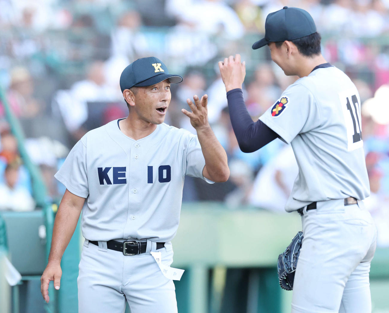 北陸対慶応　8回表を無失点に抑えた慶応・鈴木（右）に笑顔で声をかける森林監督（撮影・宮地輝）