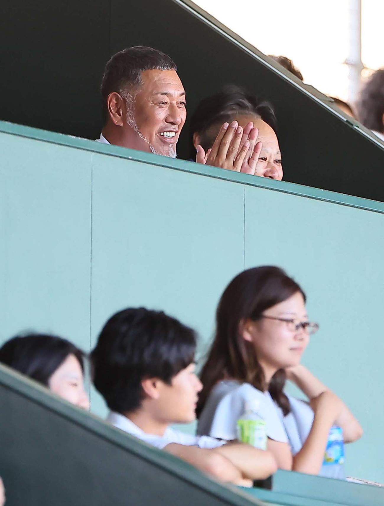 北陸対慶応　代打で登場した息子の清原勝児が左飛に倒れるも笑顔で拍手を送る清原和博（撮影・上田博志）