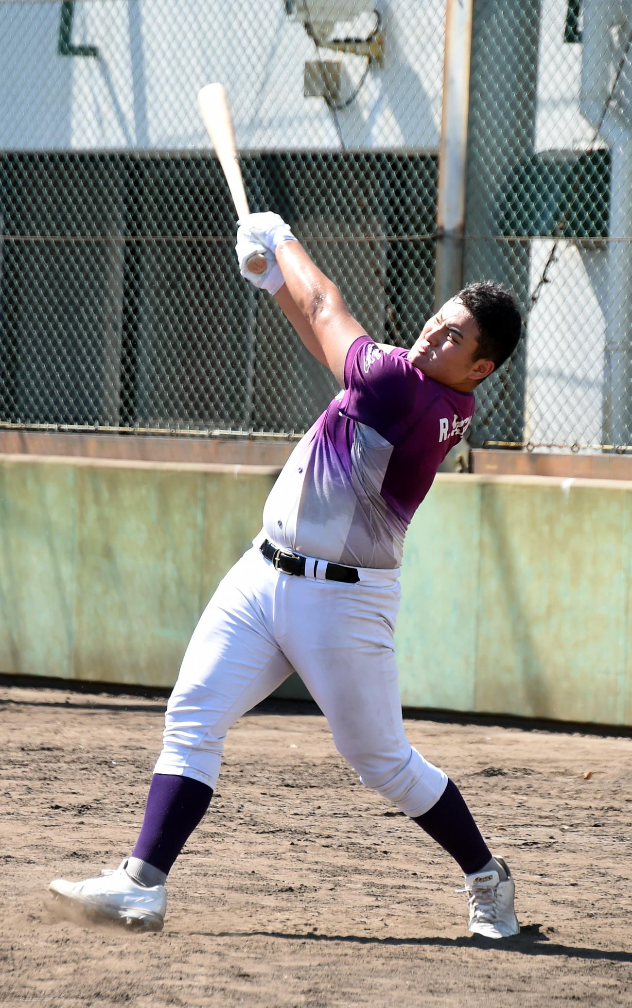 ロングティーで汗を流す花巻東・佐々木麟（撮影・山田愛斗）
