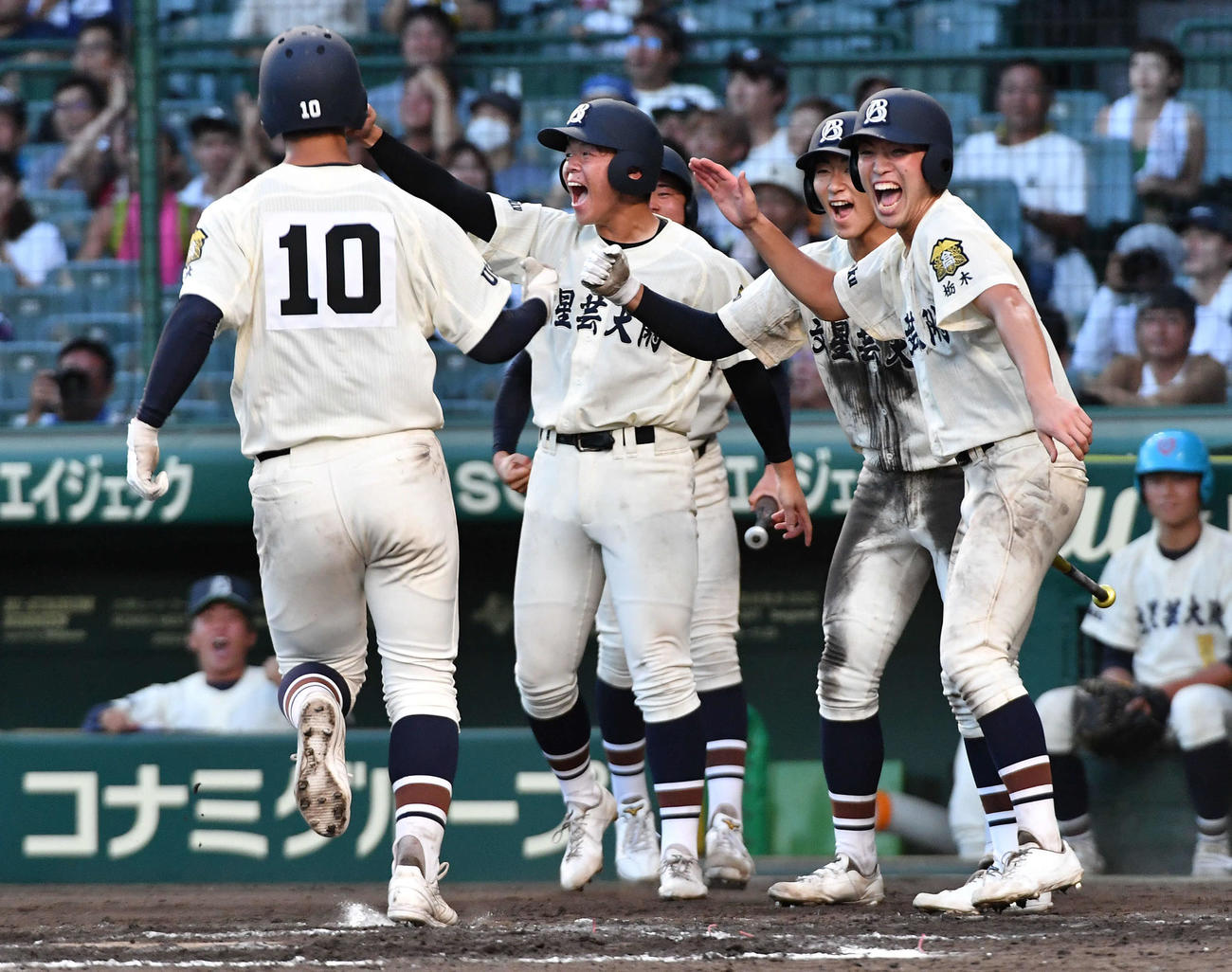 文星芸大付対宮崎学園　8回表文星芸大付無死一、三塁、工藤（手前左）の右前適時打と右翼手の川越の後逸で逆転し、歓喜する文星芸大付ナイン（撮影・岩下翔太）
