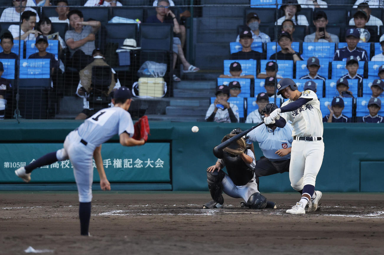 文星芸大付対宮崎学園　8回表文星芸大付21死一、三塁、工藤は右前に適時打を放つ（撮影・藤尾明華）