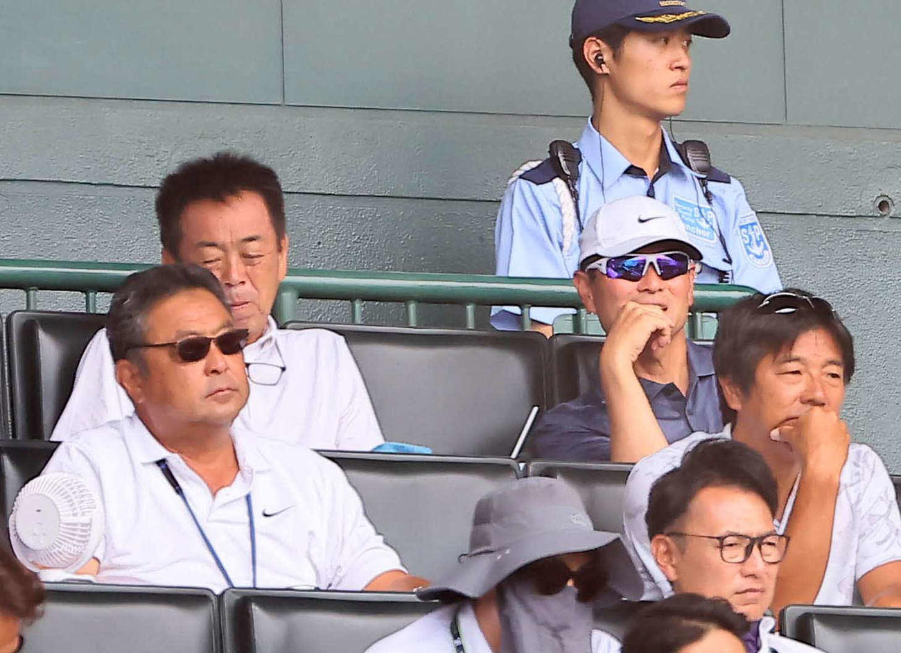 巨人桑田ファーム総監督（上段右）は立正大淞南対広陵を視察する（撮影・上田博志）