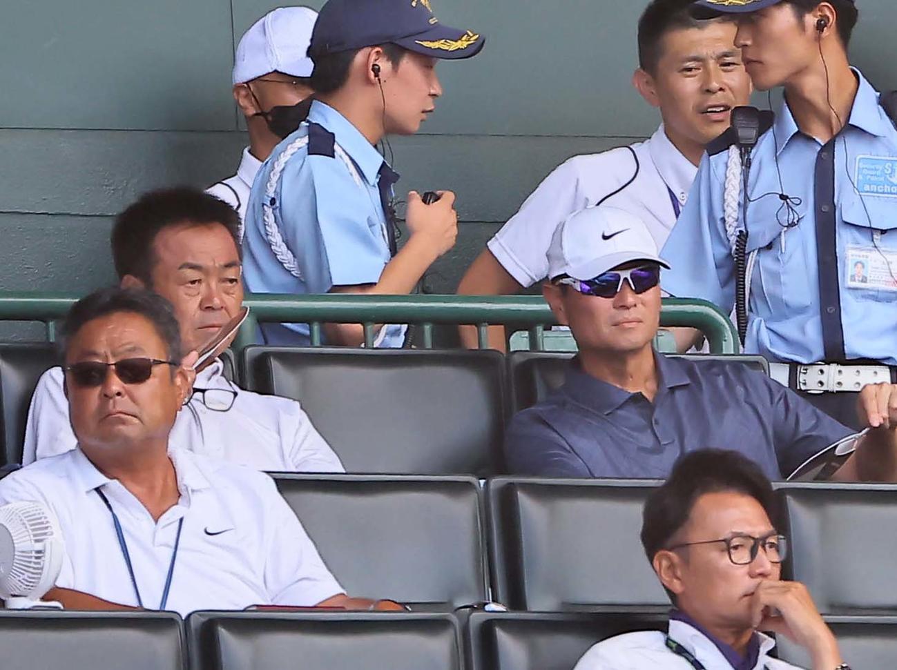 巨人桑田ファーム総監督（上段右）は甲子園球場を訪れ高校野球を視察する（撮影・上田博志）