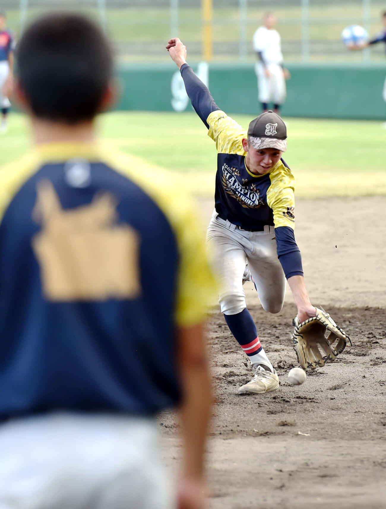 球際の強さを見せる仙台育英・登藤（後方）（撮影・相沢孔志）