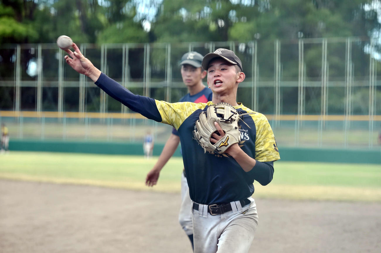 聖光学院戦に向けて調整した仙台育英・登藤（撮影・相沢孔志）