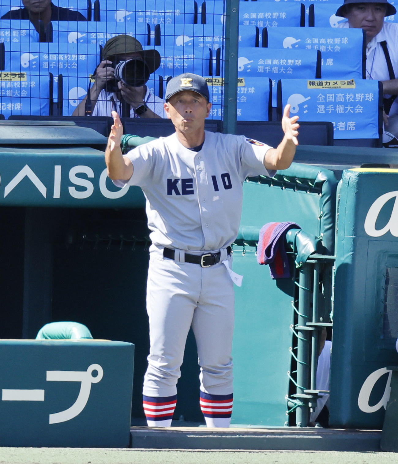 北陸対慶応　5回裏、指示出す慶応の森林監督（撮影・藤尾明華）