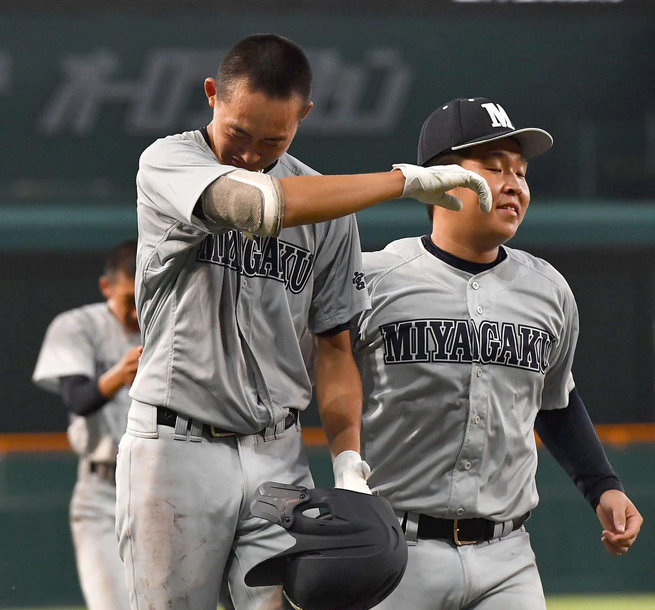 文星芸大付対宮崎学園　文星芸大付に敗れ、涙をぬぐいながら引き揚げる宮崎学園・河野（左）（撮影・岩下翔太）