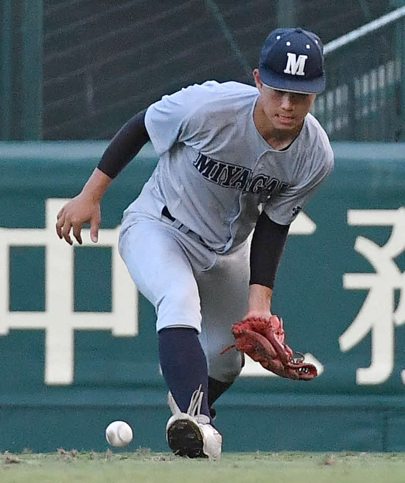 文星芸大付対宮崎学園　8回表文星芸大付無死一、三塁、工藤の右前適時打で後逸する右翼手の川越（撮影・岩下翔太）