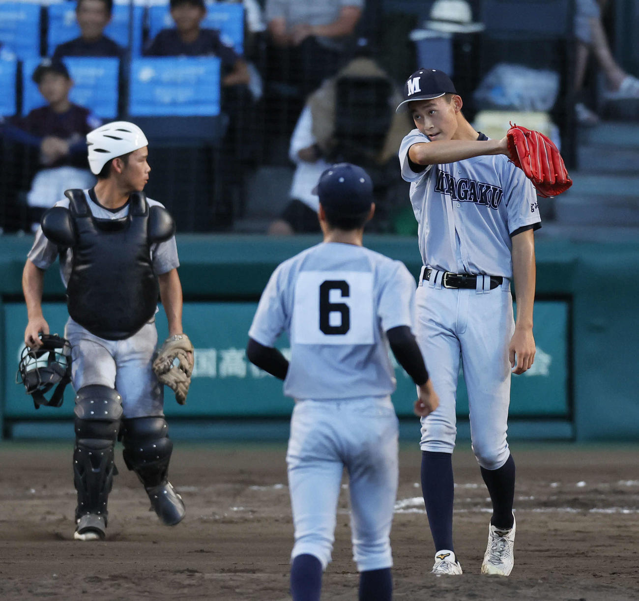 文星芸大付対宮崎学園　8回表文星芸大付無死一、三塁、工藤の右前適時打と味方失策で逆転を許し、汗をぬぐう宮崎学園河野（右）（撮影・藤尾明華）