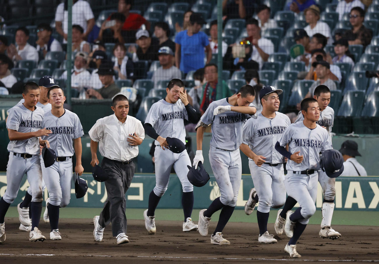 文星芸大付対宮崎学園　文星芸大付に敗れ、涙を流す河野（右から4人目）ら宮崎学園ナイン（撮影・藤尾明華）