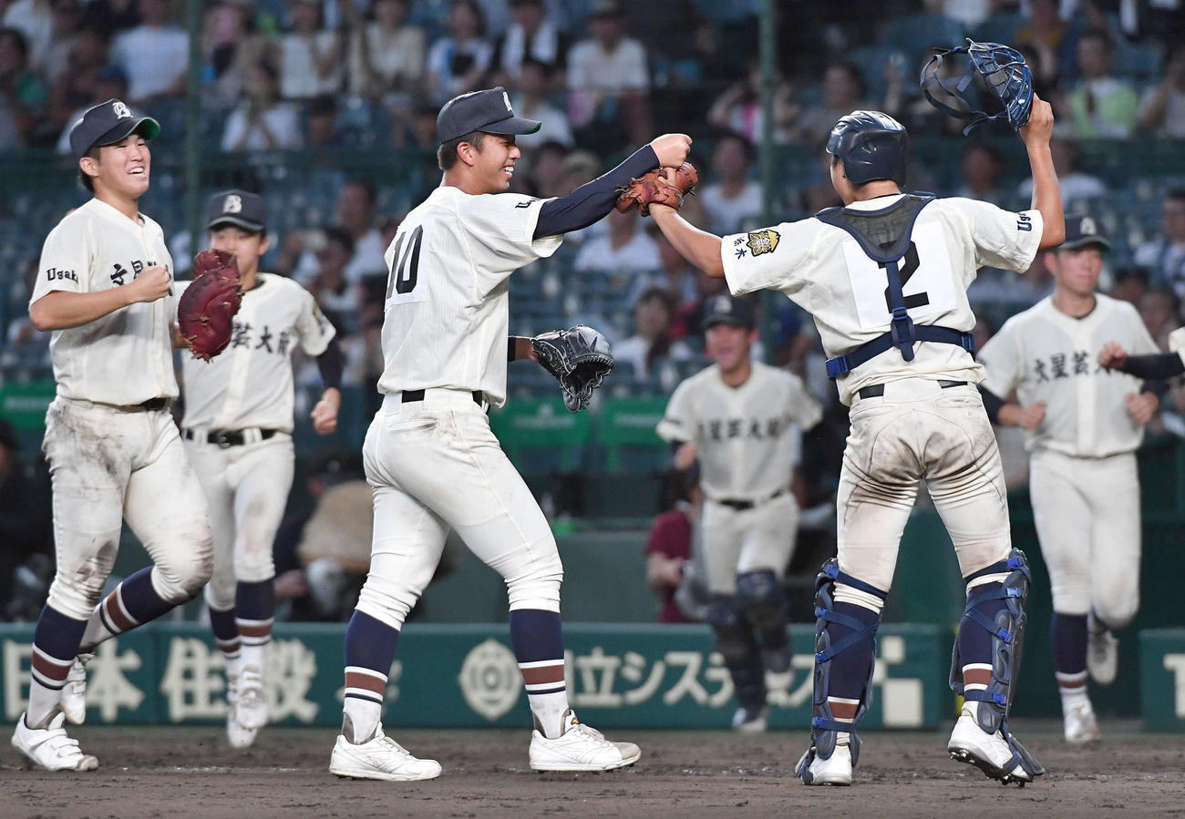 文星芸大付対宮崎学園　宮崎学園に勝利し、黒崎（右）と笑顔でタッチを交わす工藤（撮影・岩下翔太）