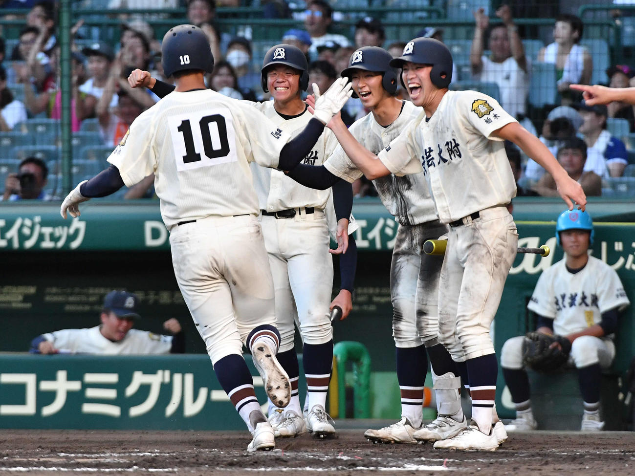 文星芸大付対宮崎学園　8回表文星芸大付無死一、三塁、工藤（手前左）の右前適時打と右翼手の川越の後逸で逆転し、歓喜する文星芸大付ナイン（撮影・岩下翔太）