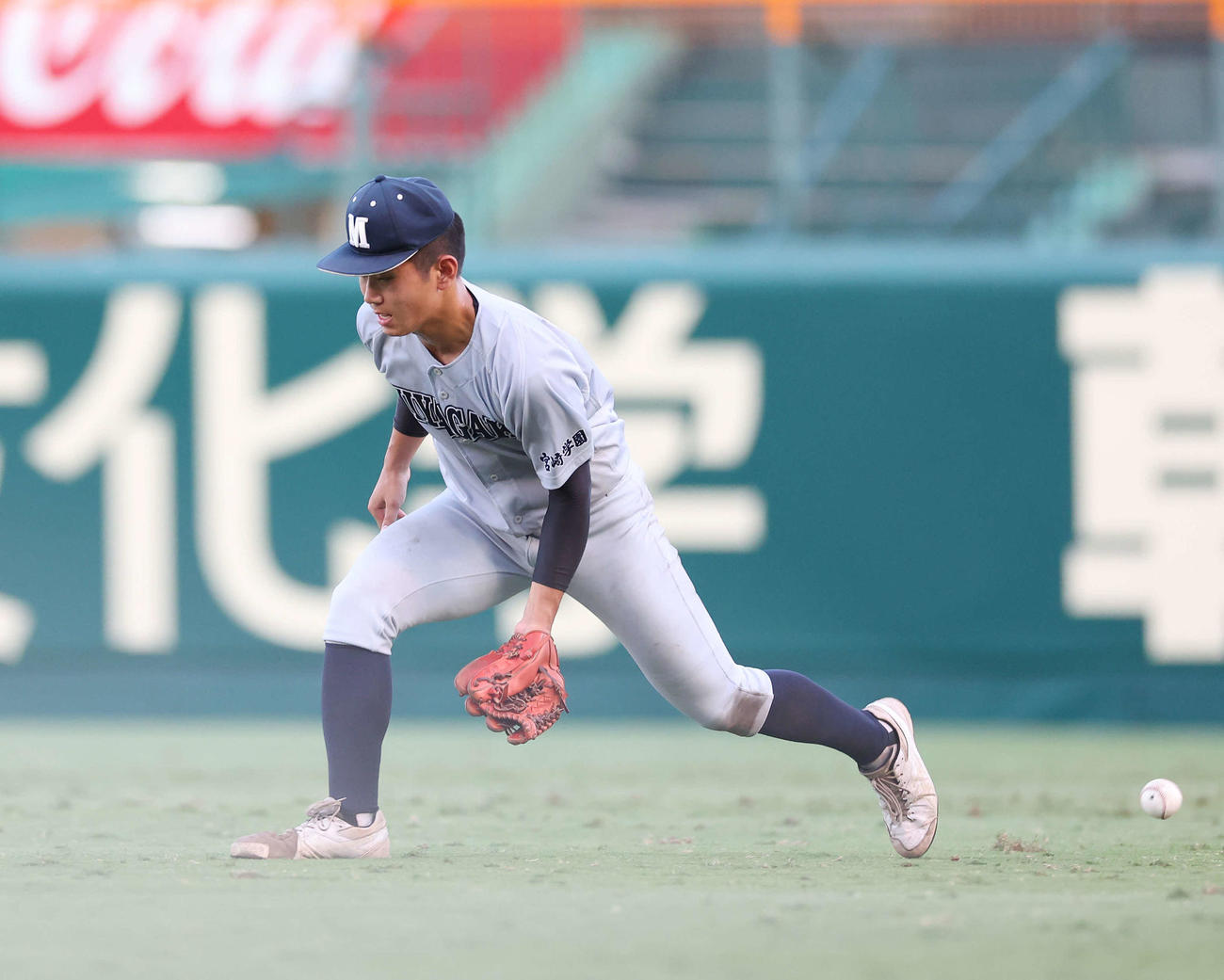 文星芸大付対宮崎学園　8回表文星芸大付無死一、三塁、工藤の打球を後逸する川越（撮影・宮地輝）