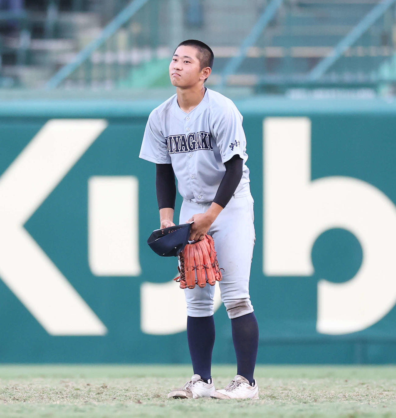 文星芸大付対宮崎学園　8回表文星芸大付無死一、三塁、工藤の打球を後逸し、肩を落とす川越（撮影・宮地輝）