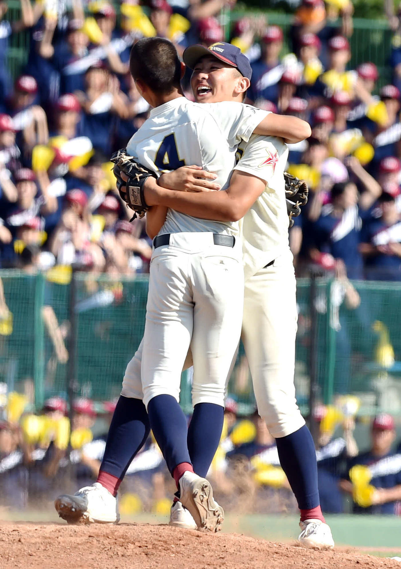 2年連続12度目の夏の甲子園出場を決め、西尾（左）と抱き合う中沢恒（2023年7月27日撮影）