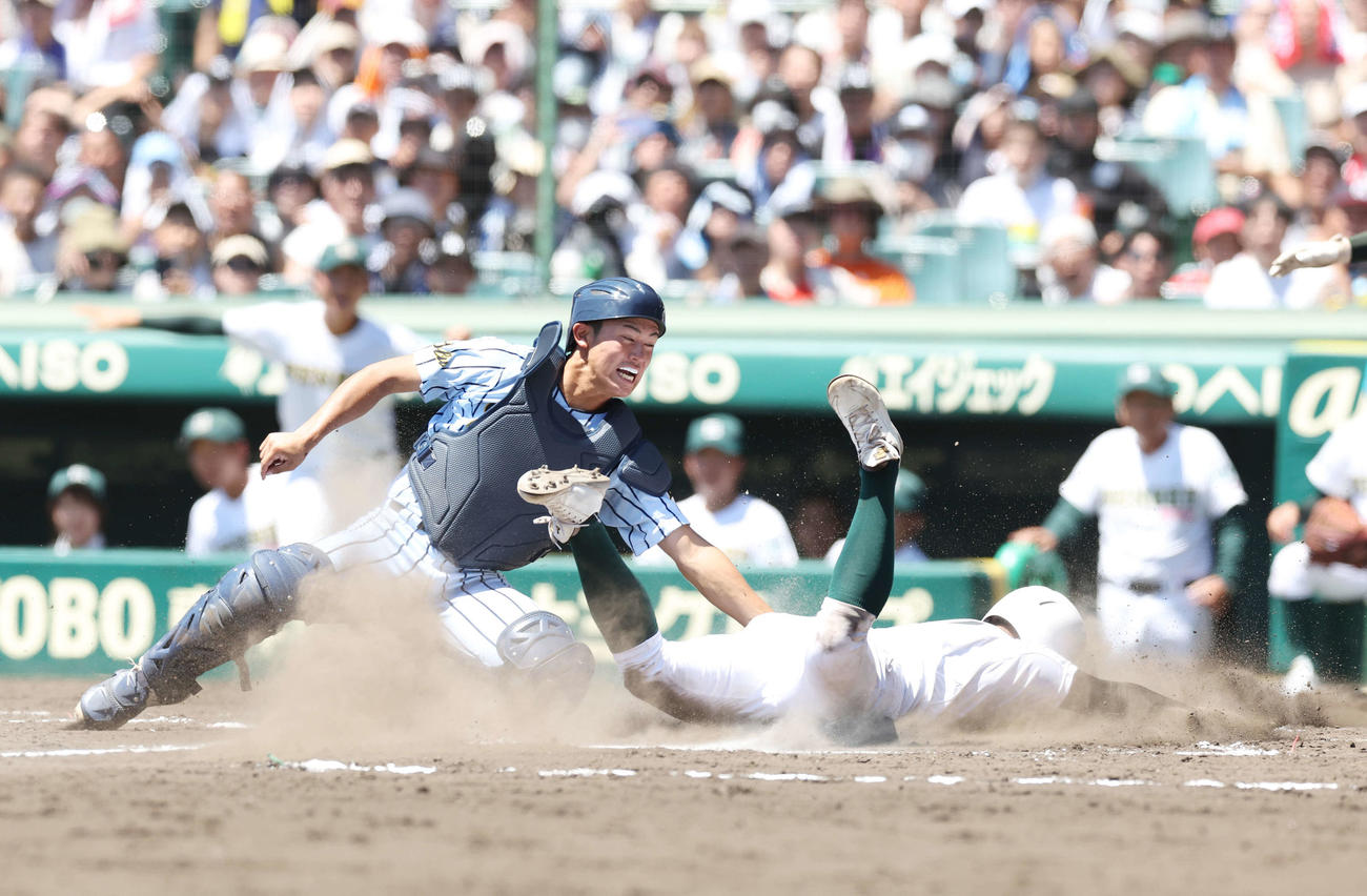 東海大甲府対専大松戸　3回裏専大松戸1死満塁、中山が先制右犠飛を放つ間に生還する宮尾（撮影・宮地輝）