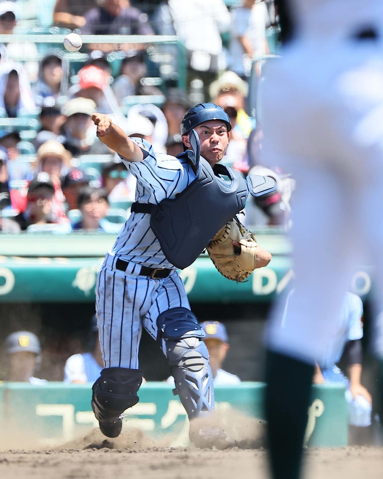 東海大甲府対専大松戸　4回裏専大松戸2死二、三塁、宮尾の振り逃げで一塁へ悪送球する中俣（撮影・上田博志）