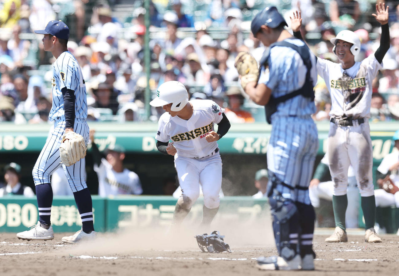 東海大甲府対専大松戸　4回裏専大松戸2死二、三塁、悪送球の間に生還する上迫田（左から2人目）（撮影・宮地輝）