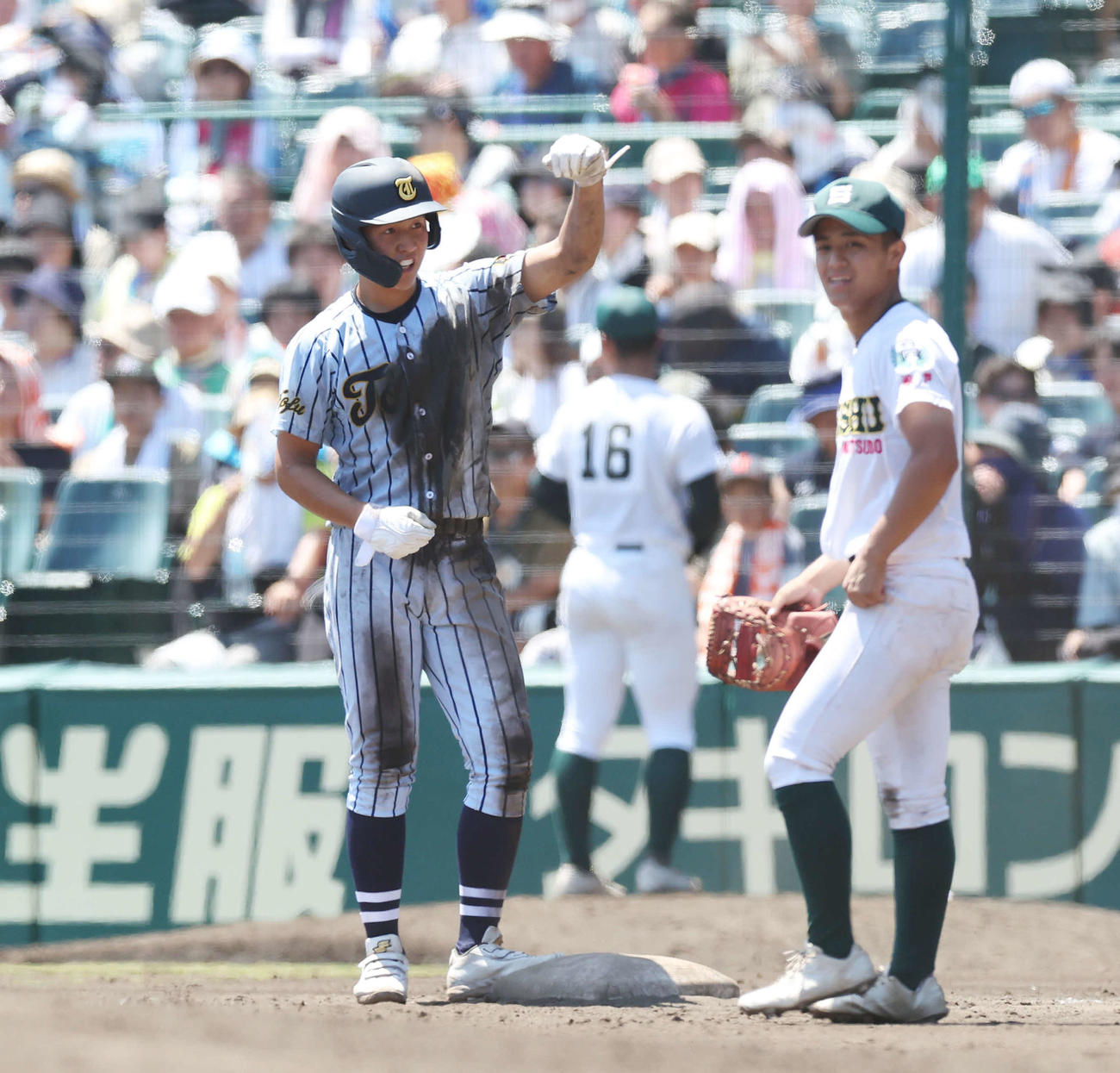 東海大甲府対専大松戸　7回表東海大甲府2死二塁、勝ち越し右前適時打を放ち、ガッツポーズする岡田（左）（撮影・宮地輝）