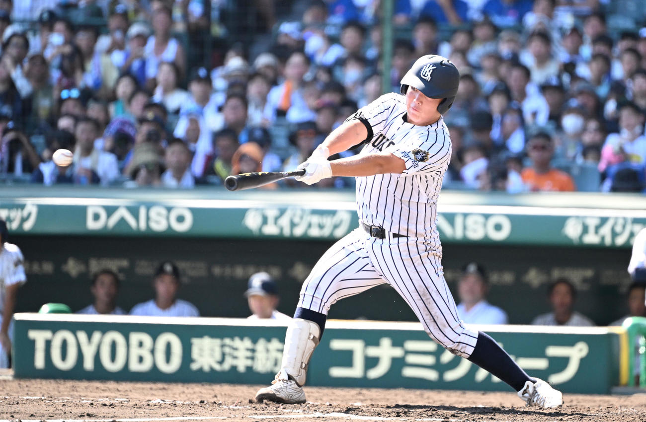 土浦日大対九州国際大付　4回裏九州国際大付1死二塁、佐倉の鋭い当たりで智土浦日大・松田一塁手がはじくも中本二塁手が捕球しアウト（撮影・清水貴仁）