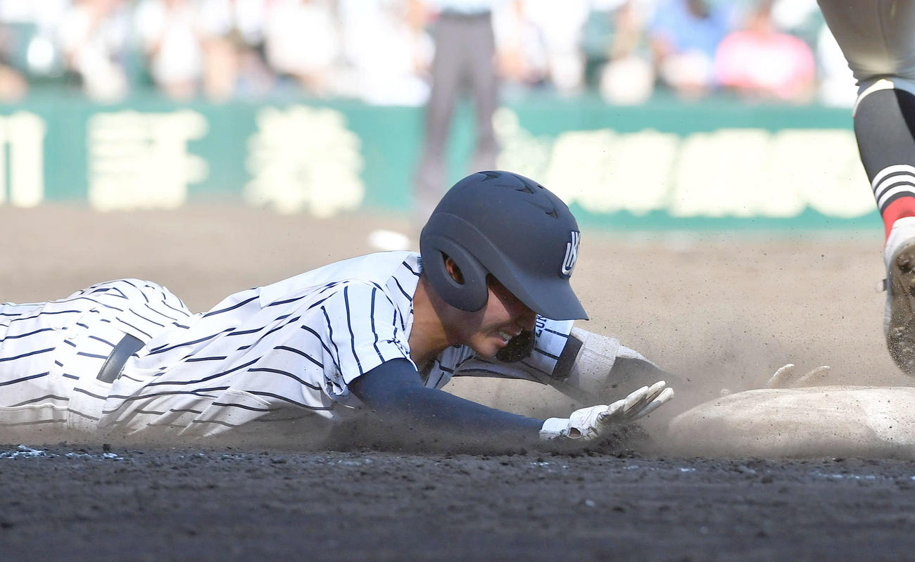 土浦日大対九州国際大付　9回裏九州国際大付2死二、三塁、二ゴロに倒れ、一塁へヘッドスライディングする下川（撮影・岩下翔太）
