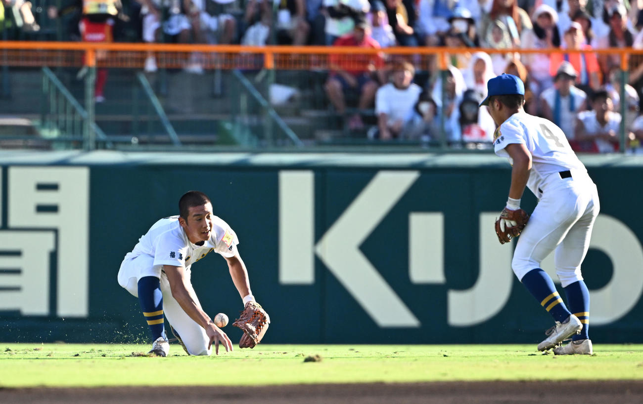 聖光学院対仙台育英　2回裏仙台育英2死二、三塁、湯浅は打ち上げるも中前に落ちる2点適時打となる（撮影・清水貴仁）