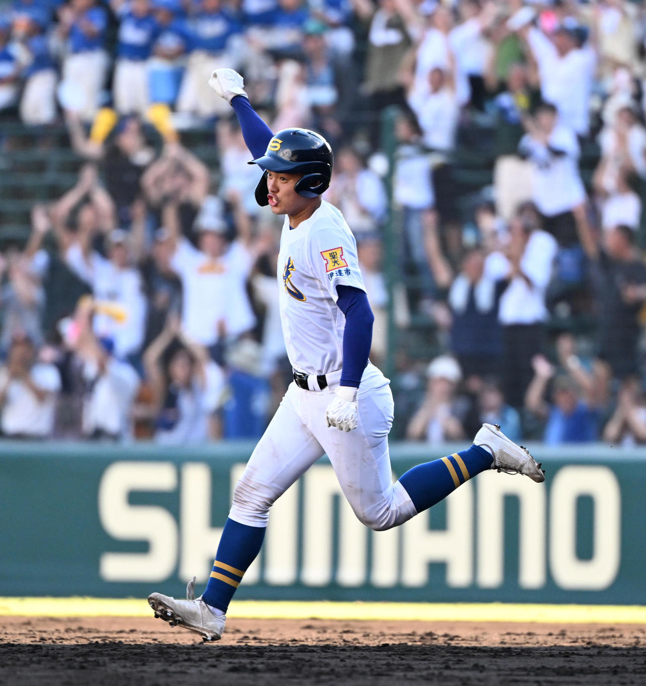 聖光学院対仙台育英　4回表聖光学院1死、右越えソロ本塁打を放ちガッツポーズをみせる杉山（撮影・清水貴仁）