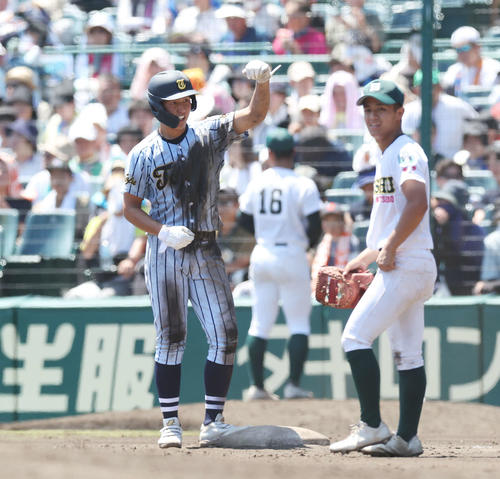 東海大甲府対専大松戸　7回表東海大甲府2死二塁、勝ち越し右前適時打を放ち、ガッツポーズする岡田（左）（撮影・宮地輝）