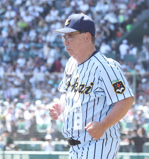 東海大甲府対専大松戸　敗れた東海大甲府・村中監督（撮影・宮地輝）