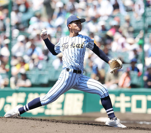 東海大甲府対専大松戸　東海大甲府先発の長崎（撮影・宮地輝）