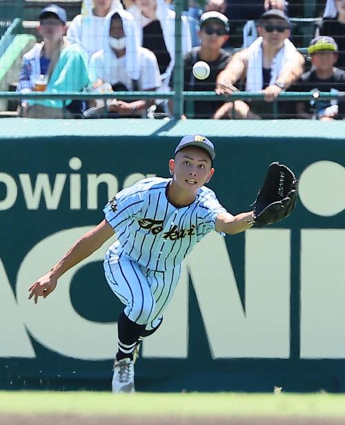 東海大甲府対専大松戸　2回裏専大松戸1死、小笠原は太田の左飛を好捕する（撮影・上田博志）