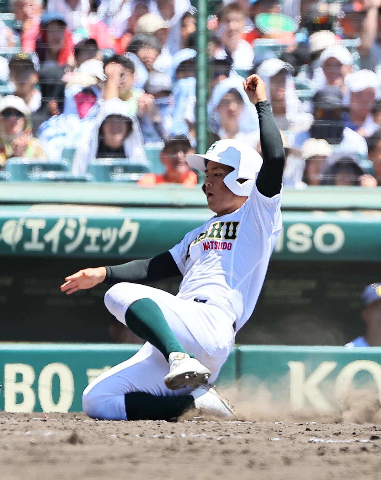 専大松戸対東海大甲府　4回裏専大松戸2死二、三塁、中俣の悪送球で生還する上迫田（撮影・上田博志）