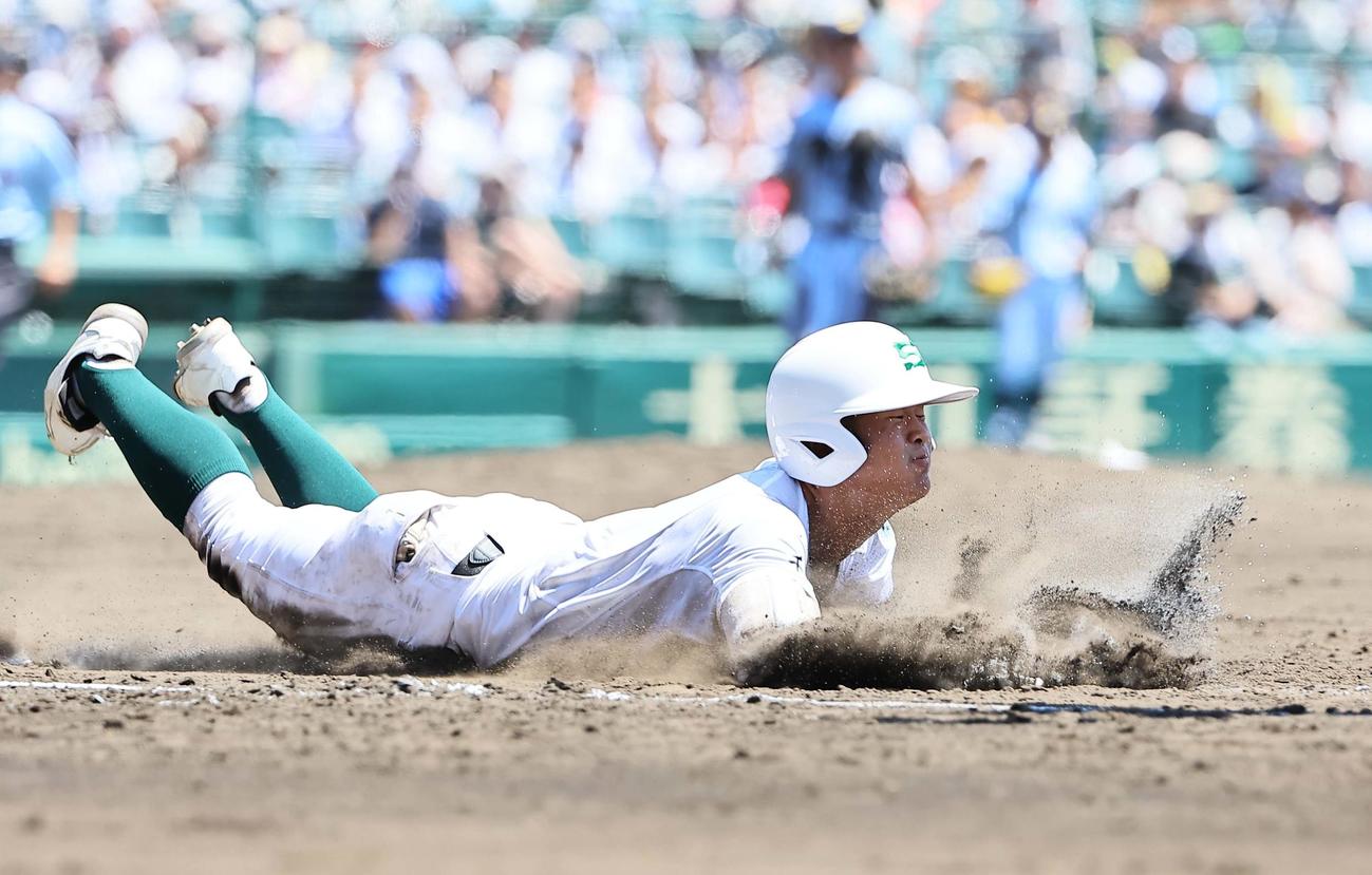 専大松戸対東海大甲府　4回裏専大松戸2死二、三塁、振り逃げをする宮尾は一塁へヘッドスライディングする（撮影・上田博志）