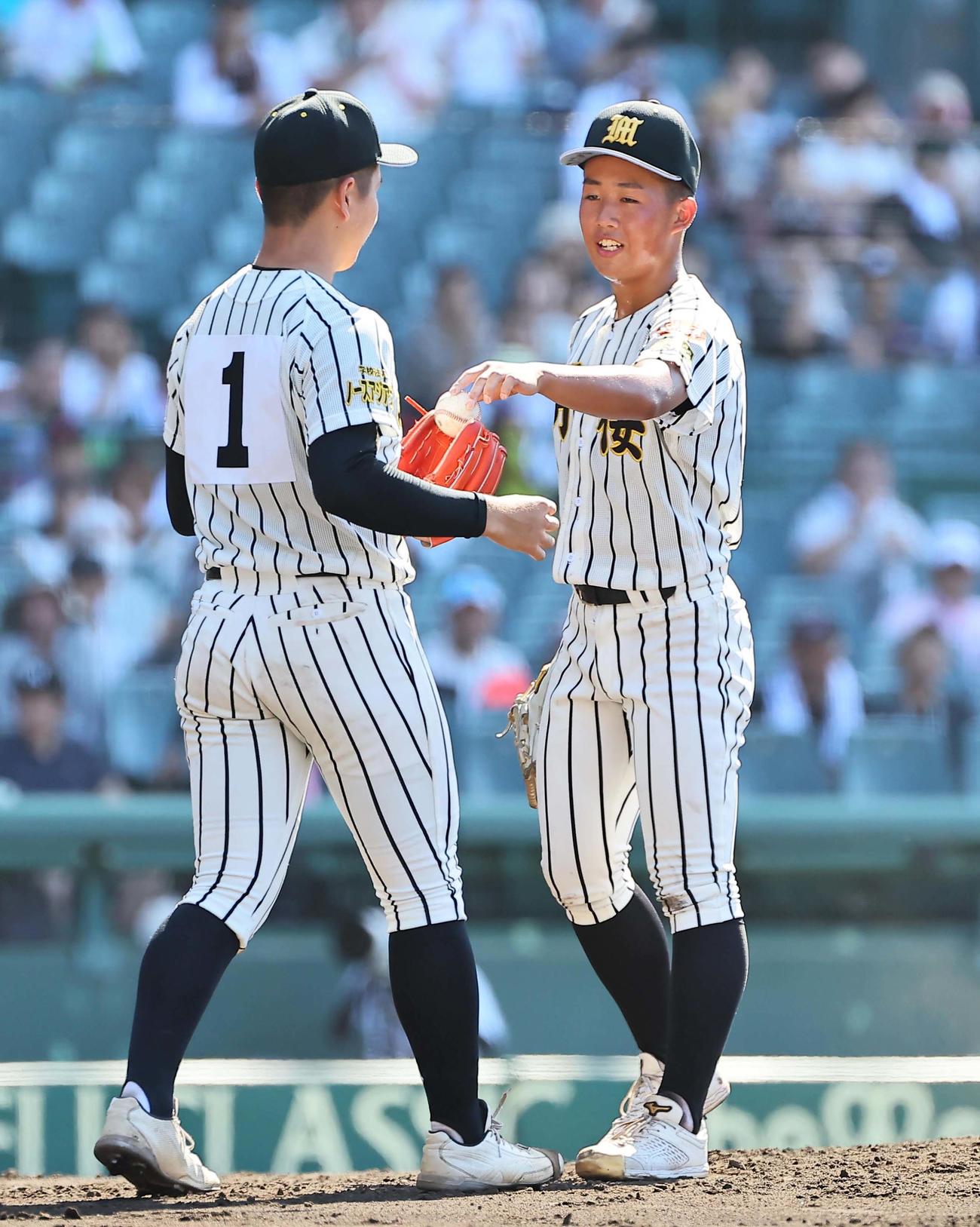 八戸学院光星対ノースアジア大明桜　5回途中、ノースアジア大明桜・松橋裕（右）はエース難波に笑顔でボールを渡し降板する（撮影・上田博志）