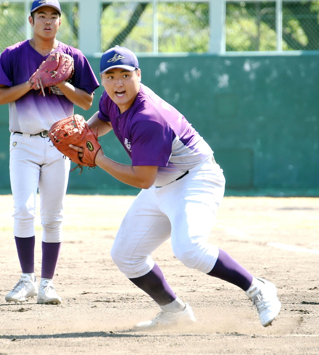 一塁でノックを受ける花巻東・佐々木麟（右）（撮影・山田愛斗）