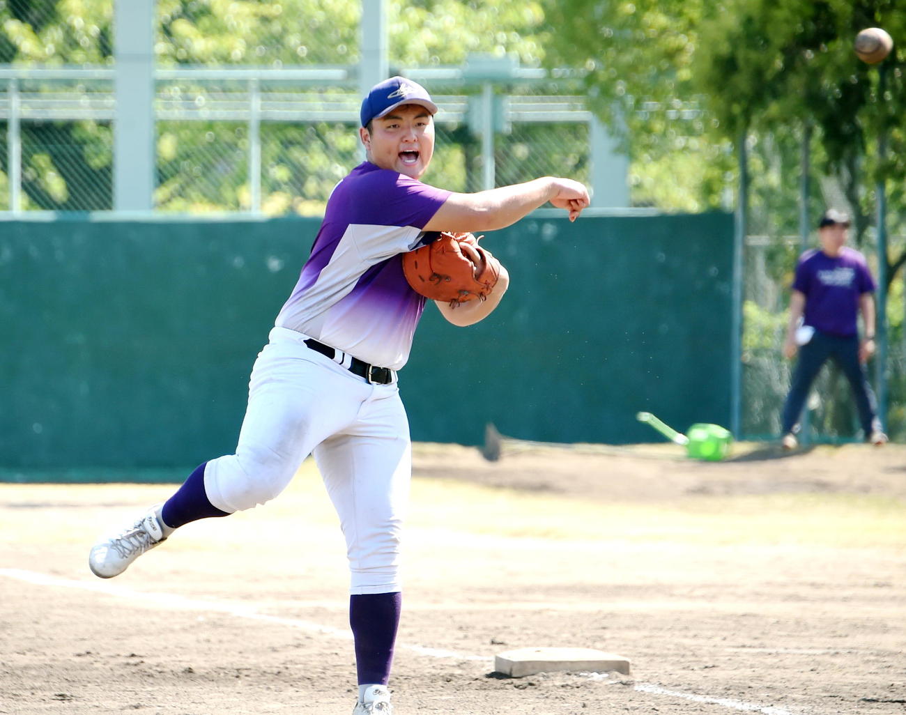 守備練習で本塁へスローイングする花巻東・佐々木麟（撮影・山田愛斗）