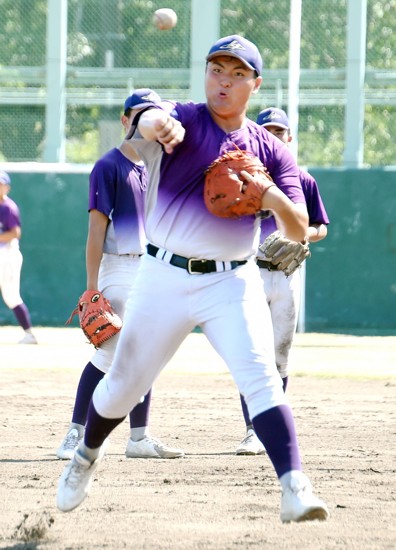 守備練習で本塁へスローイングする花巻東・佐々木麟（撮影・山田愛斗）