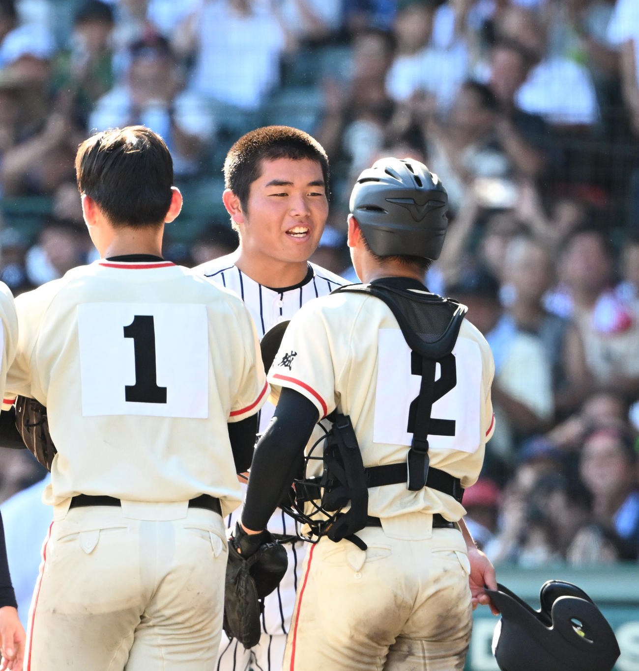 土浦日大対九州国際大付　試合を終えあいさつを交わす九州国際大付・佐倉（中央）（撮影・清水貴仁）