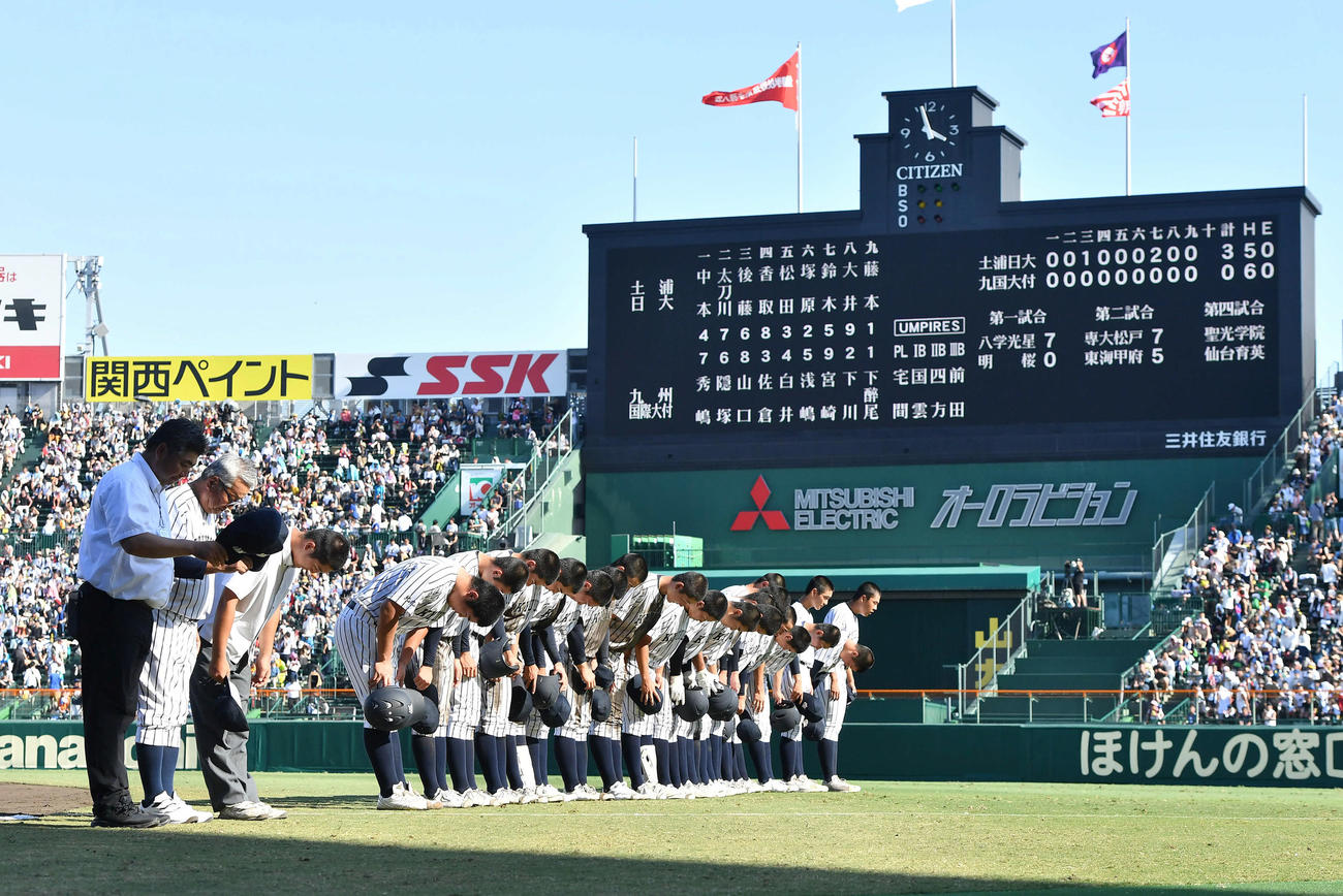 土浦日大に敗れ、アルプススタンドの応援団に一礼する九州国際大付ナイン（撮影・岩下翔太）