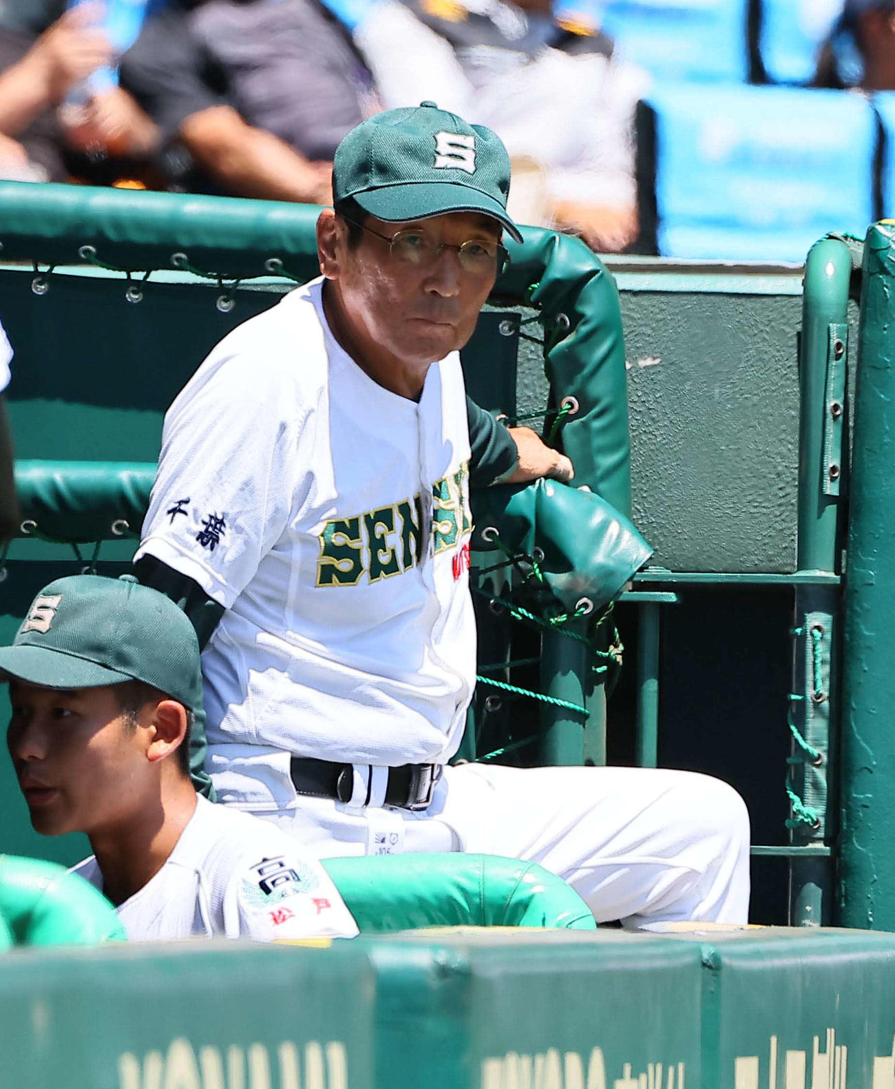 専大松戸対東海大甲府　ベンチから指揮する専大松戸・持丸監督（撮影・上田博志）