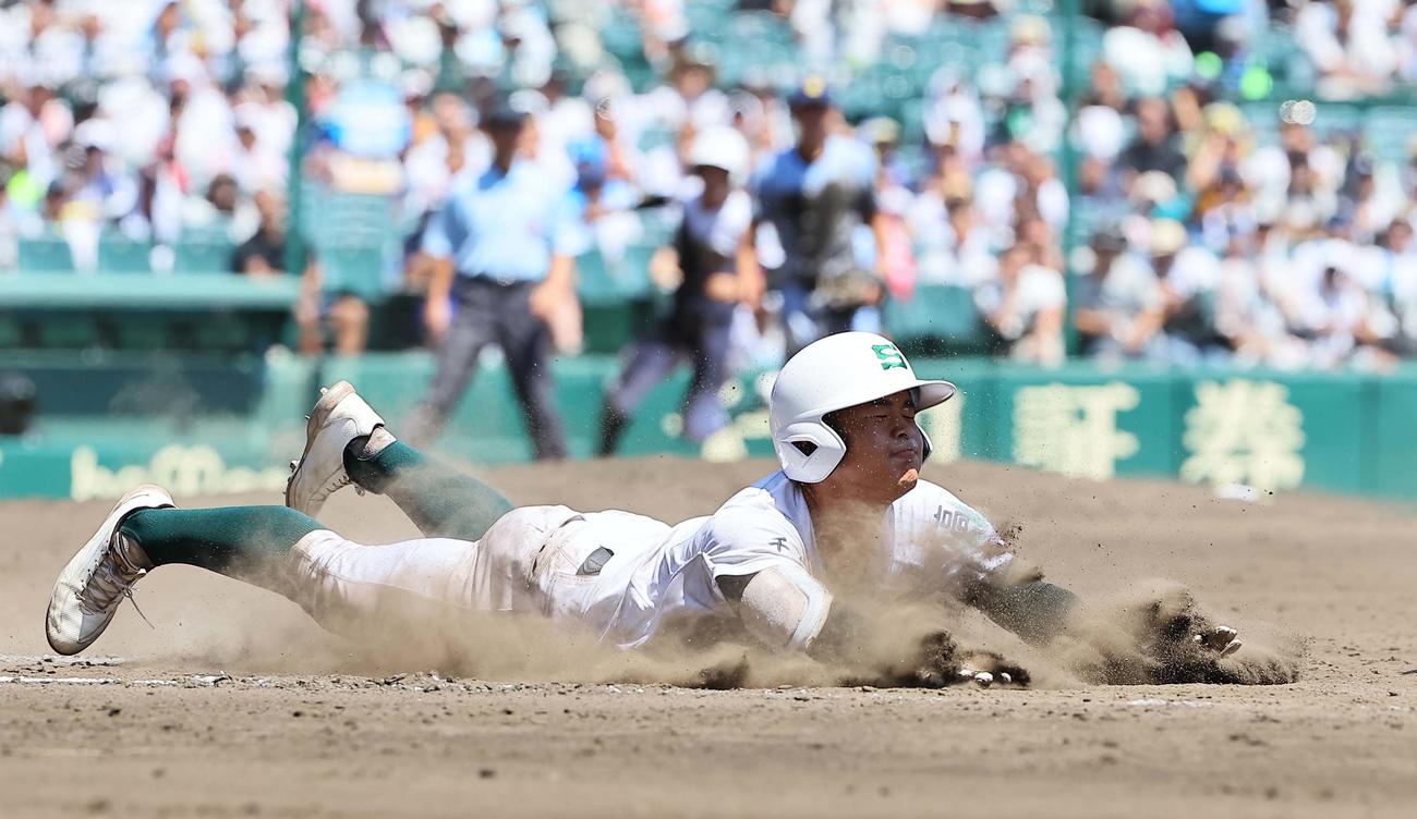 専大松戸対東海大甲府　7回裏専大松戸1死満塁、スクイズを決め一塁へヘッドスライディングをする宮尾（撮影・上田博志）