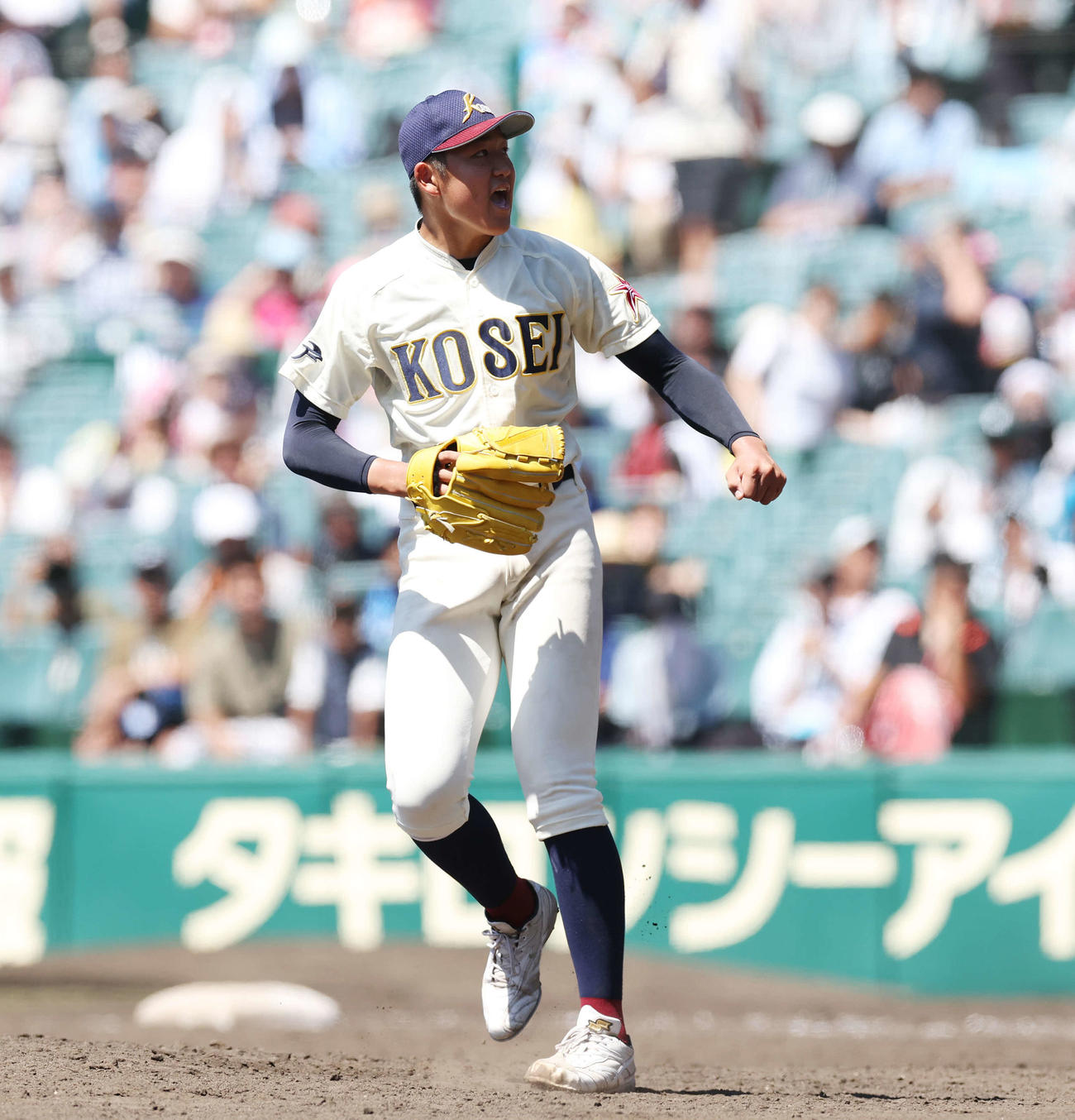 八戸学院光星対ノースアジア大明桜　9回裏ノースアジア大明桜2死二塁、篠崎を見逃し三振にし、雄たけびを上げる洗平（撮影・宮地輝）