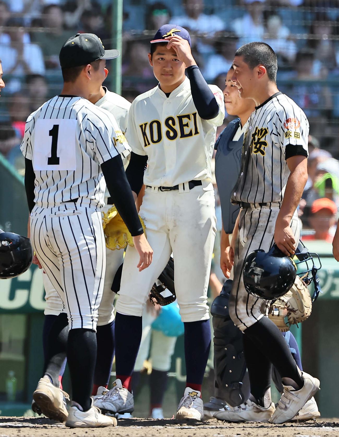 八戸学院光星対ノースアジア大明桜　完封勝利した八戸学院光星エース洗平（中央）はノースアジア大明桜エース難波（左）と健闘をたたえ合う（撮影・上田博志）