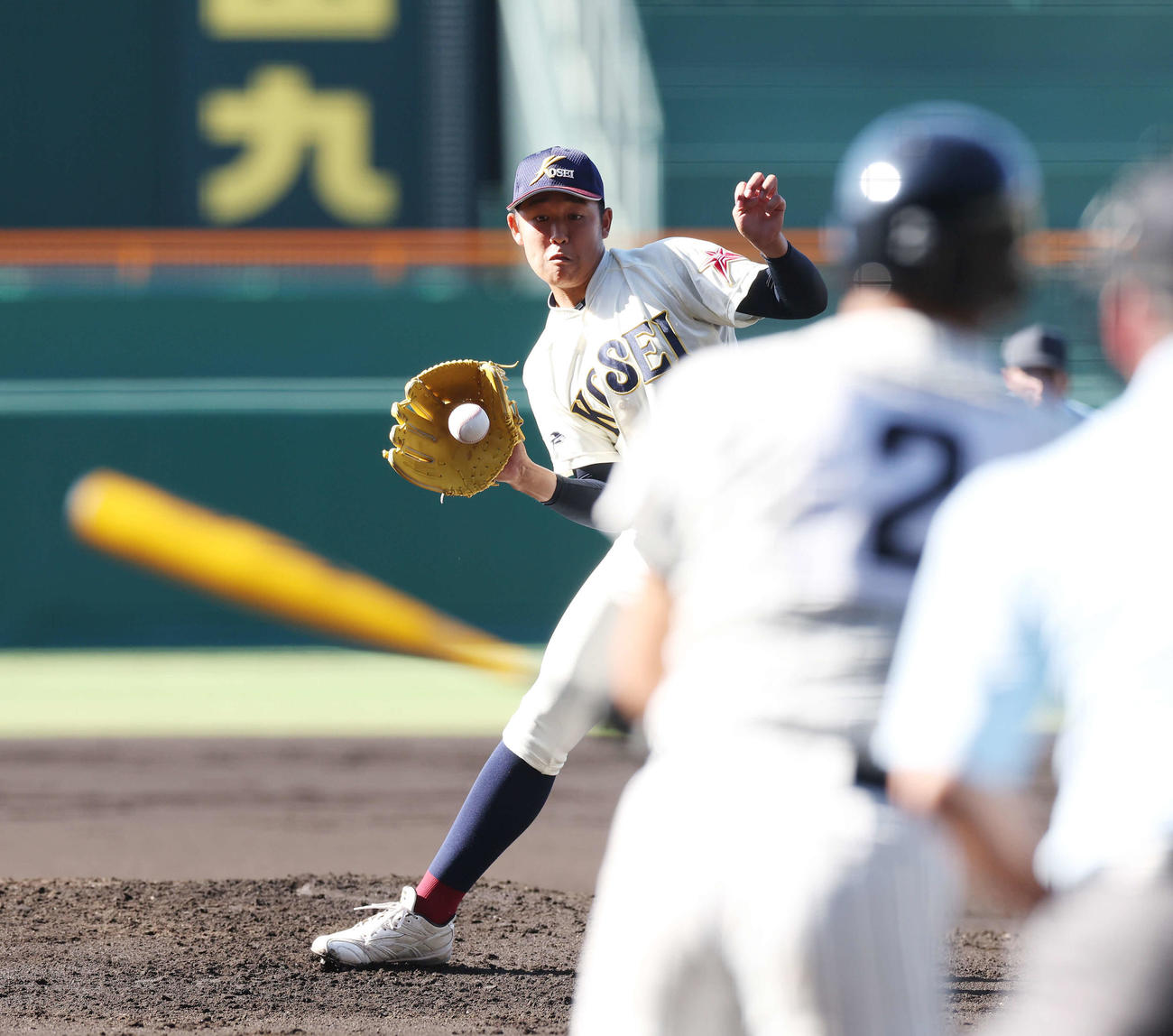 八戸学院光星対ノースアジア大明桜　1回裏ノースアジア大明桜1死一、二塁、吉川の打球を捕球する洗平（撮影・宮地輝）