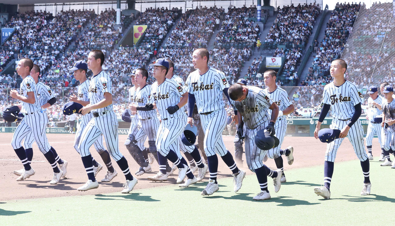 専大松戸対東海大甲府　敗れて肩を落とす東海大甲府の選手たち（撮影・宮地輝）