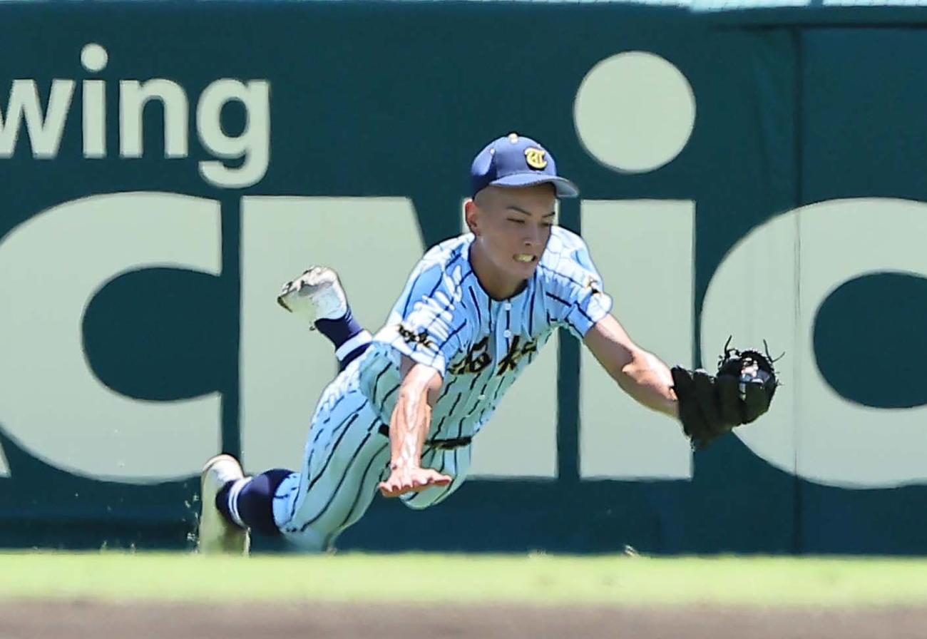 専大松戸対東海大甲府　2回裏専大松戸1死、小笠原は太田の左飛を好捕する（撮影・上田博志）