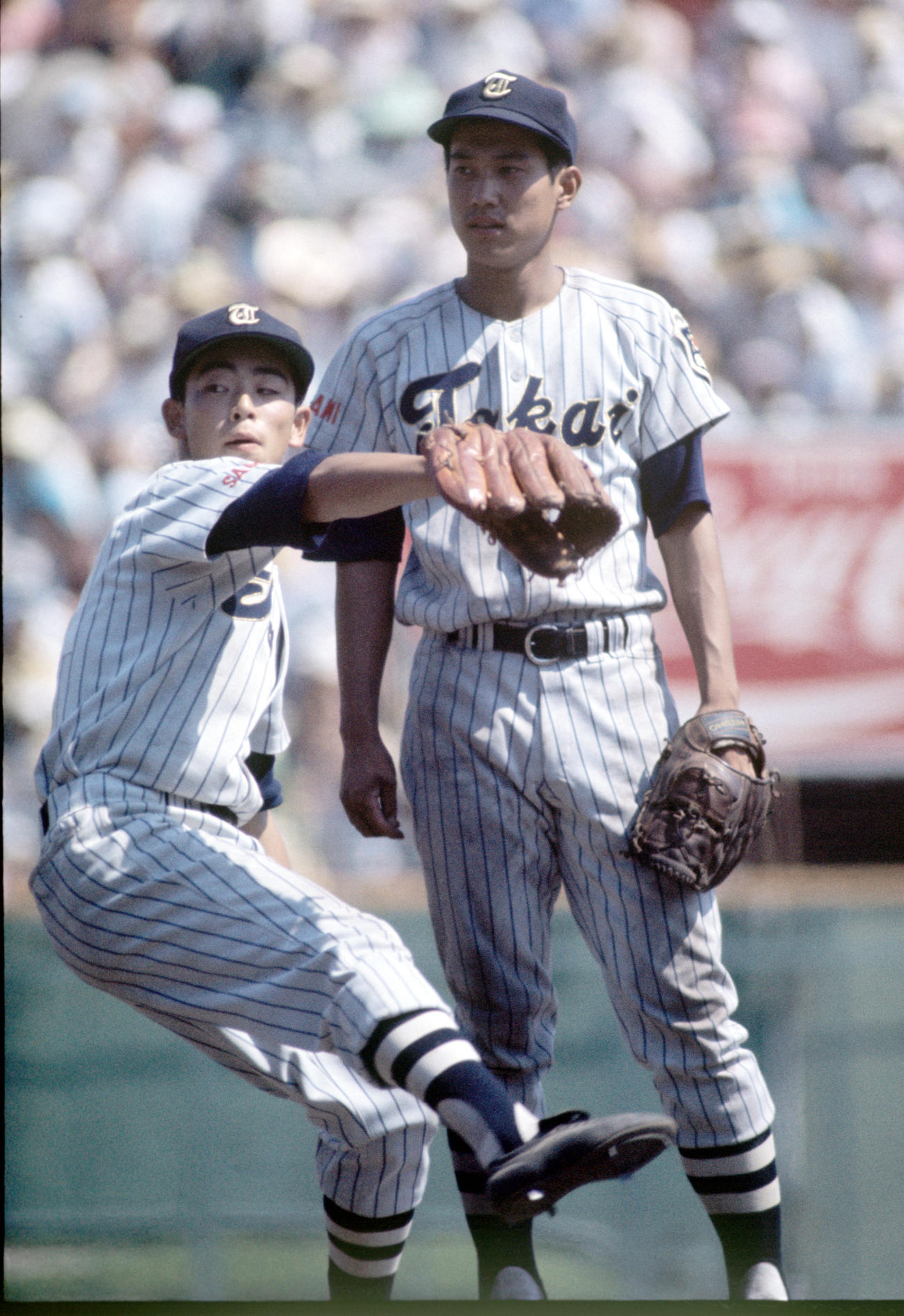 1975年8月、第57回全国高校野球選手権　村中秀人（左）の投球練習を見つめる東海大相模・原辰徳