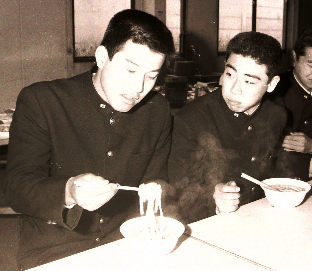 1976年1月、東海大の入学試験で昼食を食べる東海大相模・原辰徳（左）と村中秀人