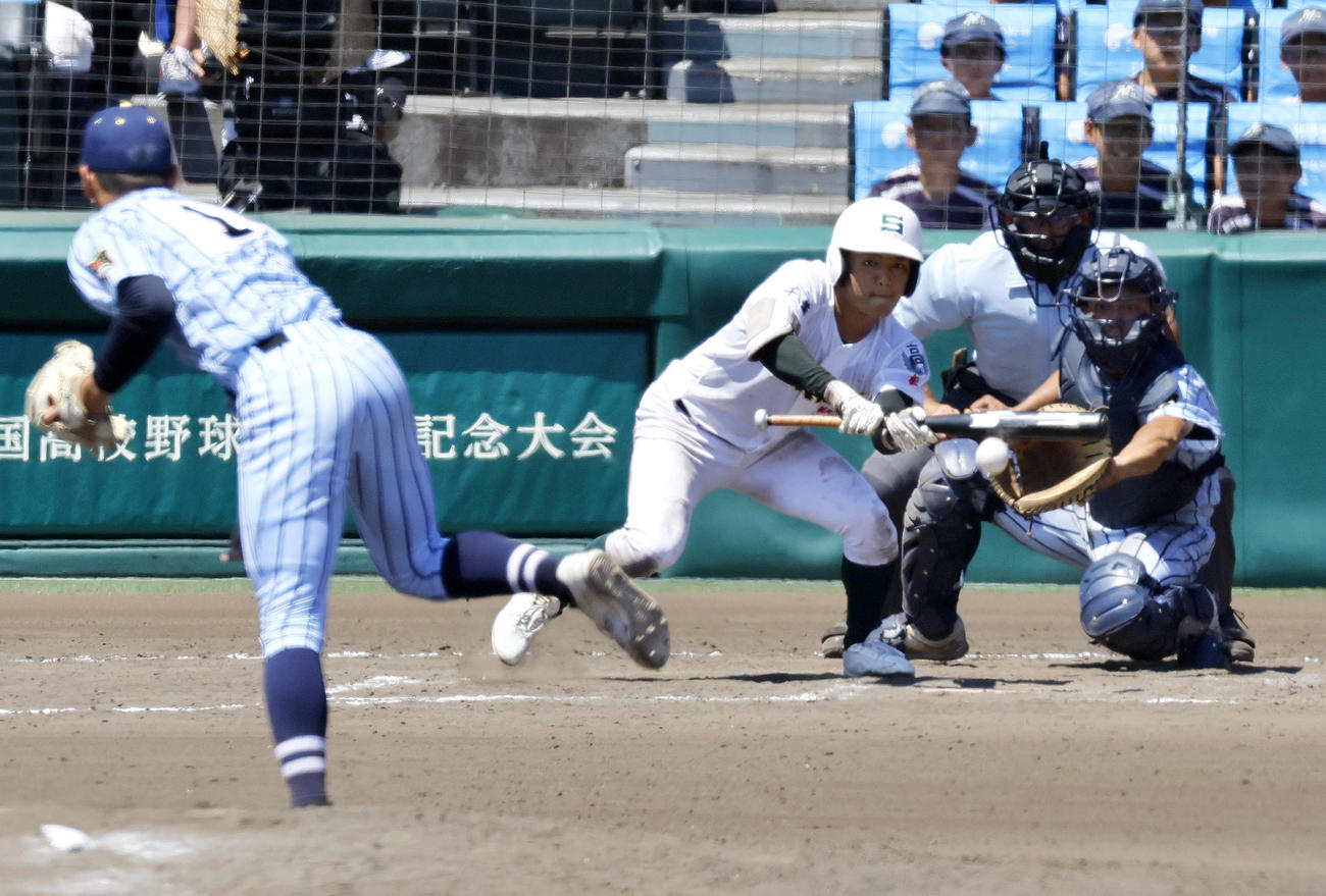 専大松戸対東海大甲府　7回裏専大松戸1死一、三塁、上迫田は勝ち越しとなるスクイズを決める（撮影・上山淳一）