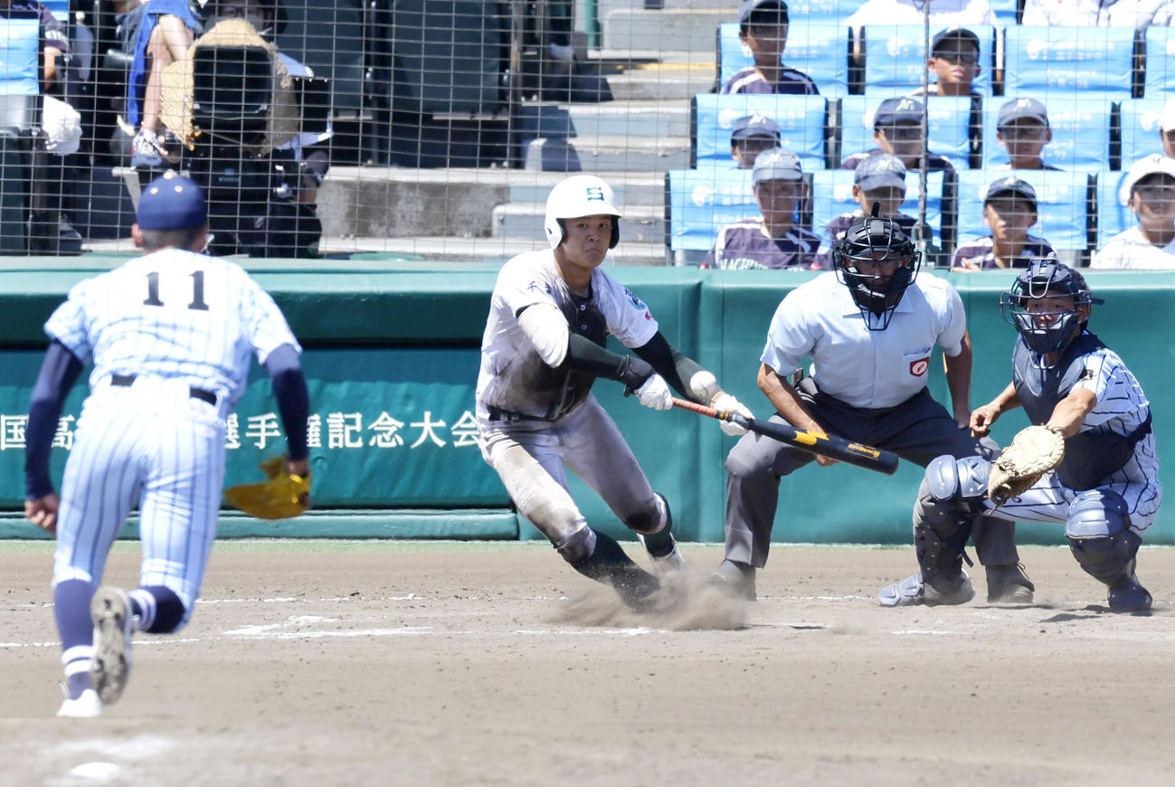 専大松戸対東海大甲府　7回裏専大松戸1死満塁、宮尾はセーフティースクイズを決める（撮影・上山淳一）